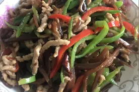 湖北特产大头菜青椒炒肉丝，做法简单一看就会，多备点米饭哦