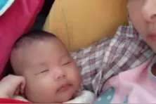 儿子，好好的床你不睡偏要睡沙发！沙发有那么舒服吗？视频封面