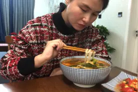 30岁大龄剩女，加完班回家煮豪华螺蛳粉，一大碗下肚，疲惫感全无视频封面