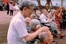 老爷爷在照顾患病的老奶奶。帕金森也不能阻挡他们的爱情！视频封面