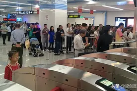 兰州市民纷纷走进地铁西站站，感受地铁下穿黄河世界难题技术视频封面