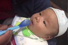 宝宝老是吐奶怎么办？试试这个土方法，简单又方便，据说百试百灵