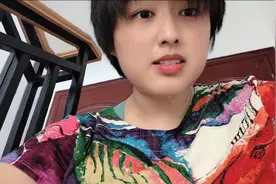 二妞收快递，发现箱子坏个大洞，胶带封口也开了，看看东西少了没视频封面