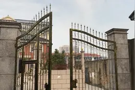 铁艺大门翻新好了，真是旧门换新颜，太好看了