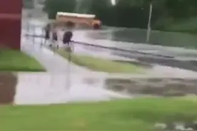 某位白人发现了快乐，并加入奥利奥夹心的大家庭😂