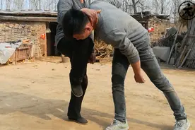 打架时别人想绊倒你，这样反击简单有效，农村武术太极拳