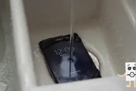 手机掉水里的3个急救方法，一定要看看，早晚会用到视频封面