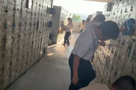 富士康上班穿静电衣车间无铁管控过安检门手机不能带只能放鞋柜里视频封面