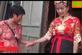 真实婚礼 刚娶回来的漂亮媳妇 婆婆就给系上围裙 这是要干吗