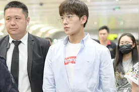 杨洋机场秀又变时髦 网友：衬衫太皱！