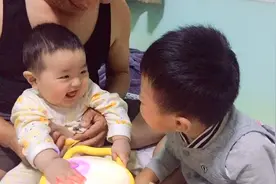 3岁哥哥为逗弟弟开心，拿来这个玩具玩，6个月弟弟笑的嘴都合不上