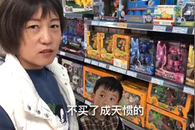 孩子要玩具媳妇立马就要买，侯哥教训媳妇一顿，媳妇生气扭头就走视频封面