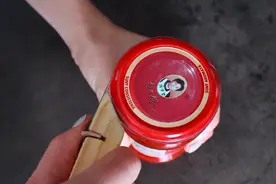 总是因打不开老干妈的盖子而感到困扰？这个小工具解救你！