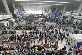 十一长假将至，杭州火车东站挤满了人，场面极为壮观
