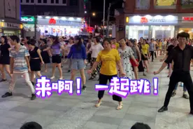 富士康上班轻松下班后还有精神跳跳广场舞，可以跳个女朋友回家