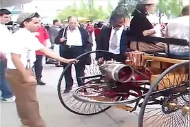 实拍世界上第一辆 以汽油为动力的奇特三轮汽车，引众人围观