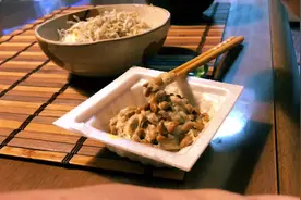 看看日本家庭的简单晚餐，告诉您纳豆的正确吃法视频封面