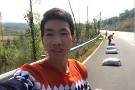 小伙家没地方晒稻谷，这样晒马路上，收时不会很费劲？