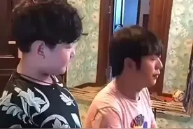 网友晒出一段郎朗教吕思清儿子弹钢琴的视频。郎郎一边疯狂弹奏…视频封面