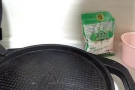 分分钟搞定，小苏打加水煮沸清洗电饼铛就是这么简单，油污没了视频封面