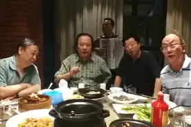 《少林寺》主题歌四位歌唱家再次相聚酒桌，原班人马演唱，太难得