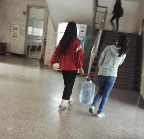 十条笑话:昨天下班回家,老妈坐在床头,看着我女朋友发呆