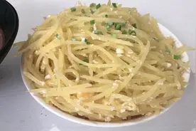 云南新暗黑料理，咸鸭蛋炒土豆丝，有没有敢挑战的朋友