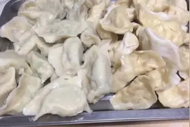 面粉包成饺子，简单又好吃，煎着吃蒸着吃味道都不同