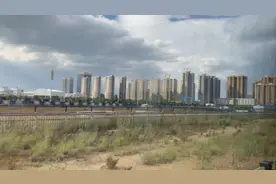 昆明到丽江的高铁是经过大理北站，大理和丽江并没有没有开通高铁