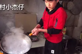 姐夫来小舅子家干活，小舅子做一道排骨火锅，姐夫却把排骨吃完了视频封面