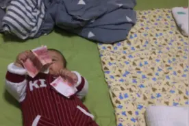 同事生完孩子，小伙跟朋友去看望，月子钱给这些，你们那给多少？视频封面