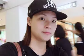 婷妈今天约朋友看电影，兩个小閨蜜好开心，互相送礼物，互相称赞