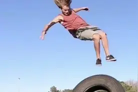 这人太过分：汽车轮胎里放篮球，人在车胎上空狂翻跟头！