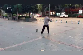 闹市小区偶遇大叔转大陀螺，他说可以治肩周炎，响声太大扰民