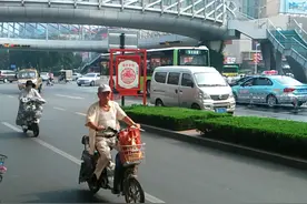 坐标山东滕州实验小学过街天桥。人多，名副其实。视频封面