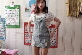 宝妈在家试穿两套漂亮衣服，为何不敢穿出门