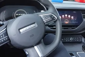 小伙把手机投屏到哈弗F7上，这个功能很赞