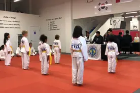 孩子几岁学跆拳道合适？五岁半小女孩跆拳道黄带考级这样可以吗？视频封面