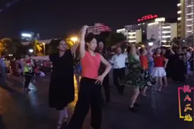 南宁朝阳广场每天晚上好热闹，各种广场舞都可以看到