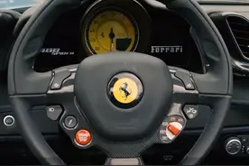 #单手开法拉利是才华？握紧方向盘才是对副驾最大的责任！视频封面