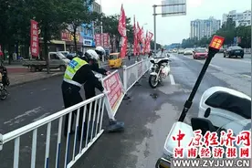 浚县交警雨中保畅通图片