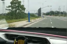 媳妇手机坏了心情不好，老公带她去练车，媳妇笨成这样，怎么办？