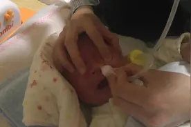 母爱伟大！宝宝肺炎呼吸道里全是痰，妈妈直接用嘴帮他吸出来！视频封面