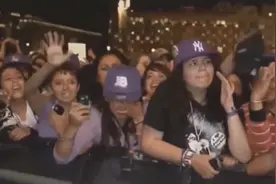 贾斯汀比伯对着25万女粉丝：你们想做我女朋友么？现场瞬间疯狂视频封面