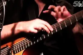 神人用一把吉他演奏出了整支乐队的效果，听他的歌声简直美呆了图片