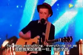小男孩给暗恋姑娘唱了一首情歌！这就是别人家的童年图片