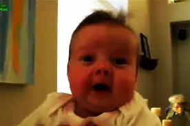 爸妈在宝宝面前发出放屁的声音，宝宝的反应让人超傻眼！图片