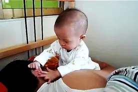 几个月大宝宝叫爸爸起床，真是花样百出啊！图片
