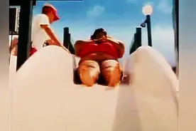 300斤胖妞玩水上极限滑梯，结果太震撼啦！图片