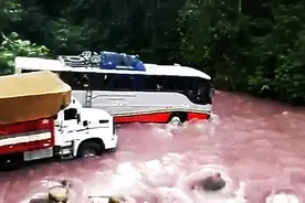 疯狂的大客车，大货车都不敢冒险，大客车司机涉水行驶！图片